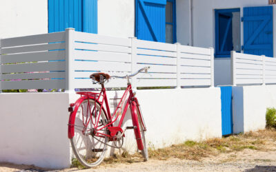 Clôtures et portails PVC en bord de mer : durabilité, entretien et style