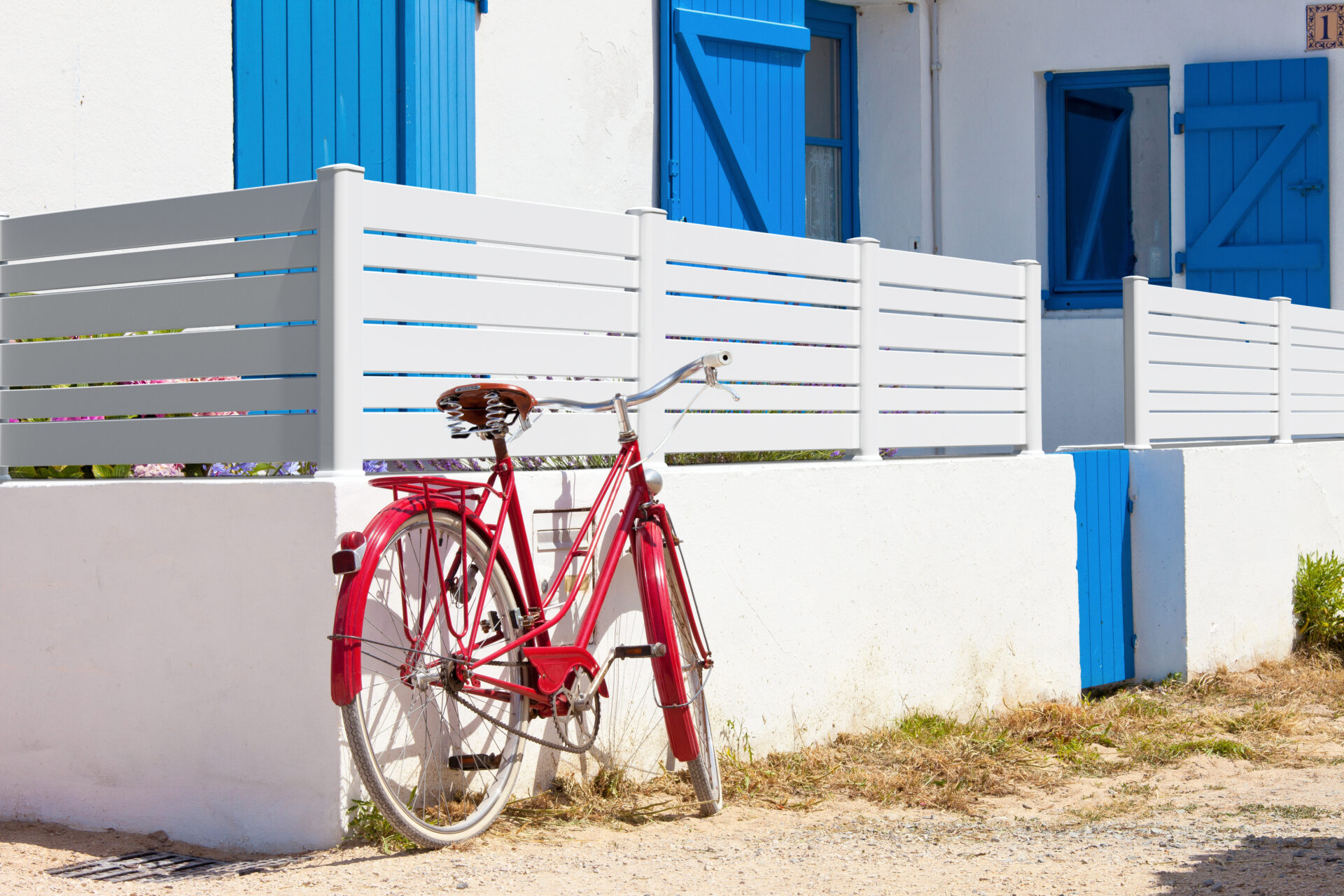 Vélo rouge devant une maison en Vendée, France, Île de Noirmo